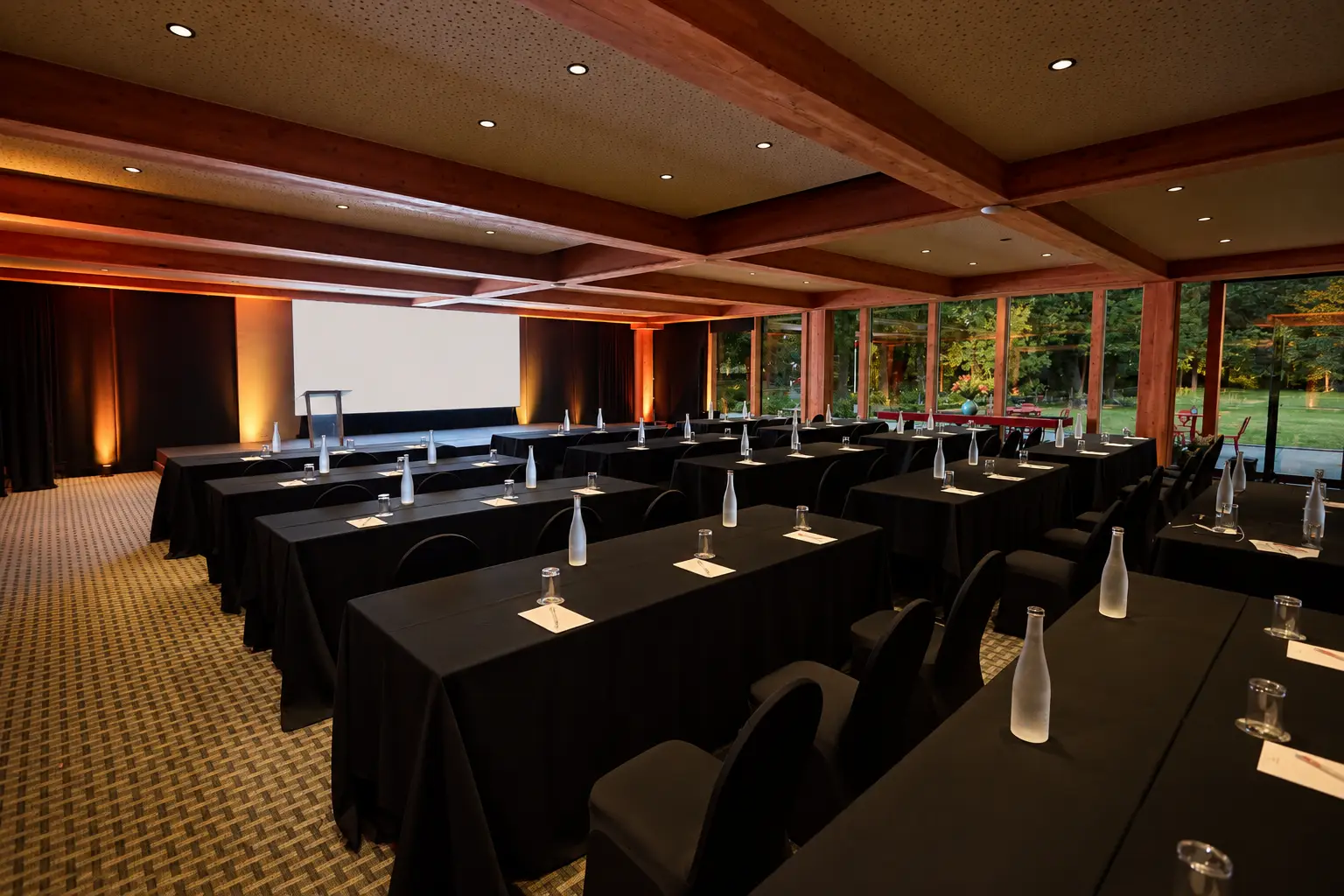 Sala de conferencias elegante junto al jardín