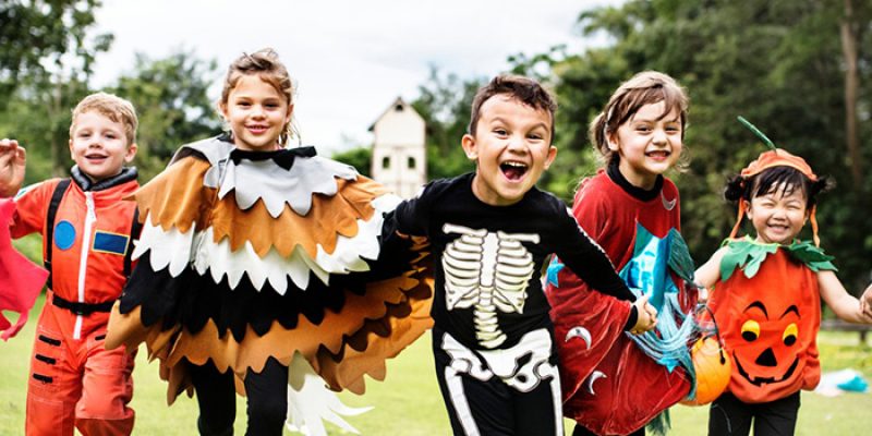 little-kids-at-a-halloween-party-picture-id1030383314